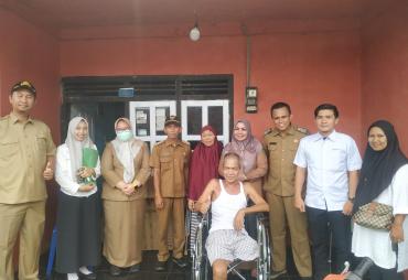 Dinsos Kota Bengkulu Berikan Bantuan Kursi Roda