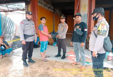 Kapolsek Teramang Jaya Berikan Bantuan Korban Kebakaran