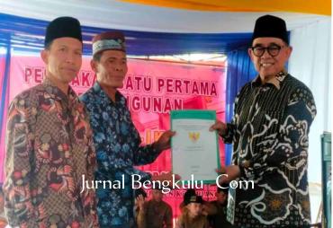 Peletakan Batu Pertama Pembangunan Masjid Al Ikhlas Desa Sukamerindu Diresmikan Bupati