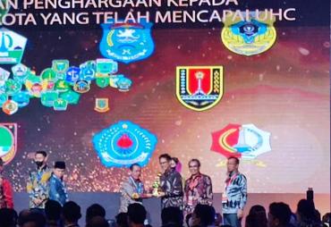 Bupati Mukomuko Terima Anugerah UHC Award 2023 dari Kemenko PMK