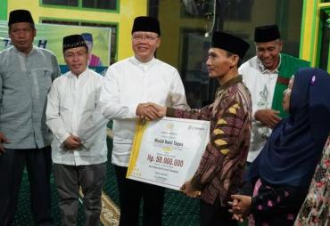 Gubernur Rohidin Sampaikan Bantuan untuk 30 Masjid