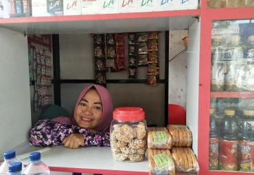 Berkat Holding Ultra Mikro, Wanita Ini Bisa Sekolahkan 12 Anak