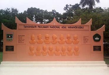 Figur Pahlawan di Monumen Tamansari Museum Adityawarman