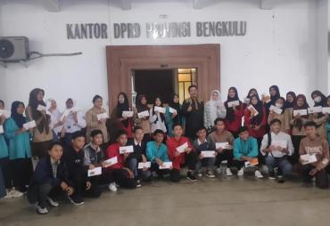 Ketua Bapemperda DPRD Provinsi Sisihkan Gajinya Untuk Santuni Anak Yatim Piatu