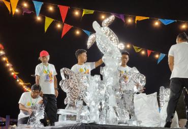 Bawah Laut dalam Pahatan Es  di AstraPay Sanur Festival