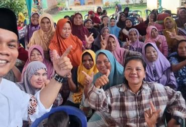 Jelang Idul Adha, Ketua Komisi II DPRD Provinsi Bengkulu Jonaidi Bagikan Sembako