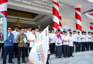 Gubernur Rohidin Lepas Pawai Roadshow Bus KPK RI