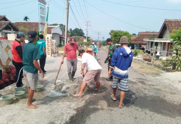 Pemerintah Pekon Kedamayan Libatkan PDAM Perbaiki Jalan Rusak