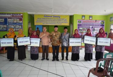 Gubernur Rohidin Serahkan Bantuan Peralatan Kerja