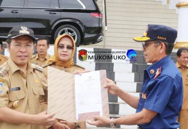 Bupati Mukomuko Serahkan Hibah Satu Mobil Damkar