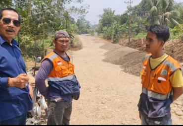 Ketua Komisi III DPRD Provinsi Bengkulu Tantawi Dali,S.Sos tinjau perbaikan jalan