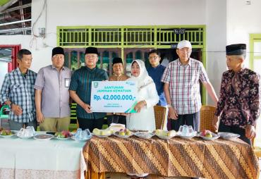 Gubernur Rohidin Berikan santunan kematian kepada salah Tenaga Kerja Sosial Kecamatan  di Kedurang