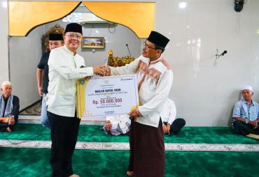 Gubernur Rohidin Serahkan Bantuan Pembangunan Masjid di Bengkulu Selatan