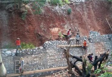 Analisis Kebijakan Dampak dari Pembangunan Dinding Penahan Tanah di Beberapa Kecamatan Pesisir Selatan