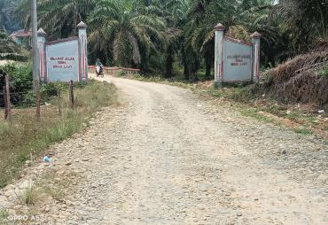 Jalan penghubung Desa Sinar Laut menuju Desa Air Hitam dan Kantor Camat Pondok Suguh tak tersentuh pembangunan