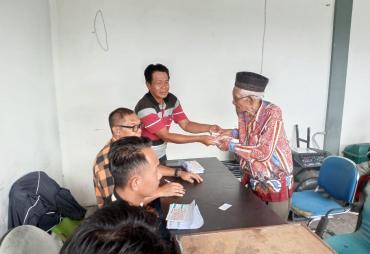 Pemdes Pelangkian Salurkan BLT-DD Tahap IV Kepada 37 KPM