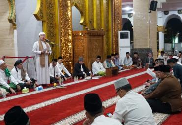 Gubernur Rohidin saat menghadiri peringatan Isra' Mi'raj 1445 H