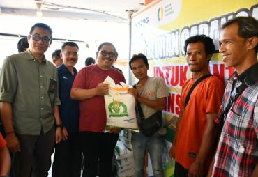 Pj Wali Kota Bengkulu Salurkan Beras CPP ke 19.858 KPM
