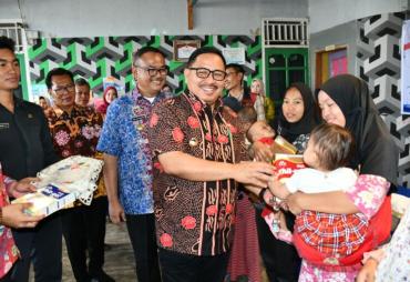 Pj Walikota Salurkan Makanan Tambahan Untuk Balita KPM PKH