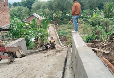 Membangun Saluran Pembuangan Limbah