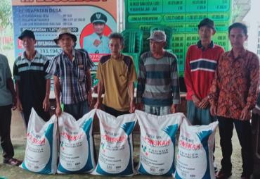 Penyerahan bantuan pupuk kepada para petani di Desa Sungai Jernih