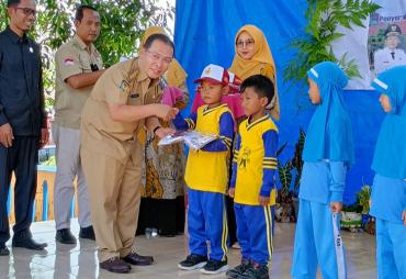 Pemkab Mukomuko Kembali Bagikan Seragam Sekolah Gratis