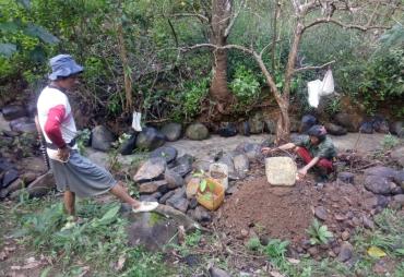 Masyarakat Desa Langgar Jaya Antusias mengumpulkan material