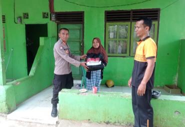 Polda Bengkulu berbagi kepada warga pagar dewa
