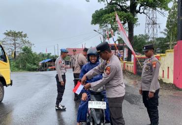 Polsek Ketahun Bagikan Bendera Merah Putih kepada Pengguna Jalan