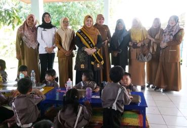 Bunda PAUD Kota Bengkulu, Ny. Dian Fitriani Wahyudi Tinjau langsung Pelaksanaan Program Makan Bergizi Gratis 
