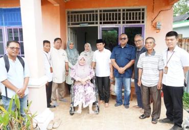 Walikota Dedy Wahyudi Serahkan Kursi Roda untuk Warga Kota Bengkulu