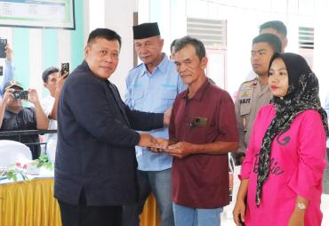 Bupati Mukomuko Serahkan Buku Tabungan Bedah Rumah