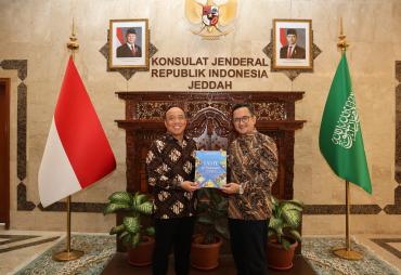 Penyerahan Buku Rasa Bhayangkara Nusantara versi Bahasa Inggris berjudul Taste of Nusantara