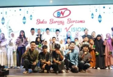 Dedy Wahyudi Serahkan THR dan Santunan Anak Yatim Saat Bukber Bengkulu Vision