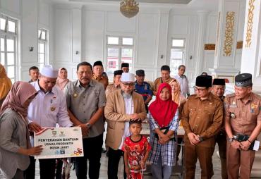 Bantu Warga Bangkit Pascakebakaran, Gubernur Helmi Serahkan Motor dan Mesin Jahit